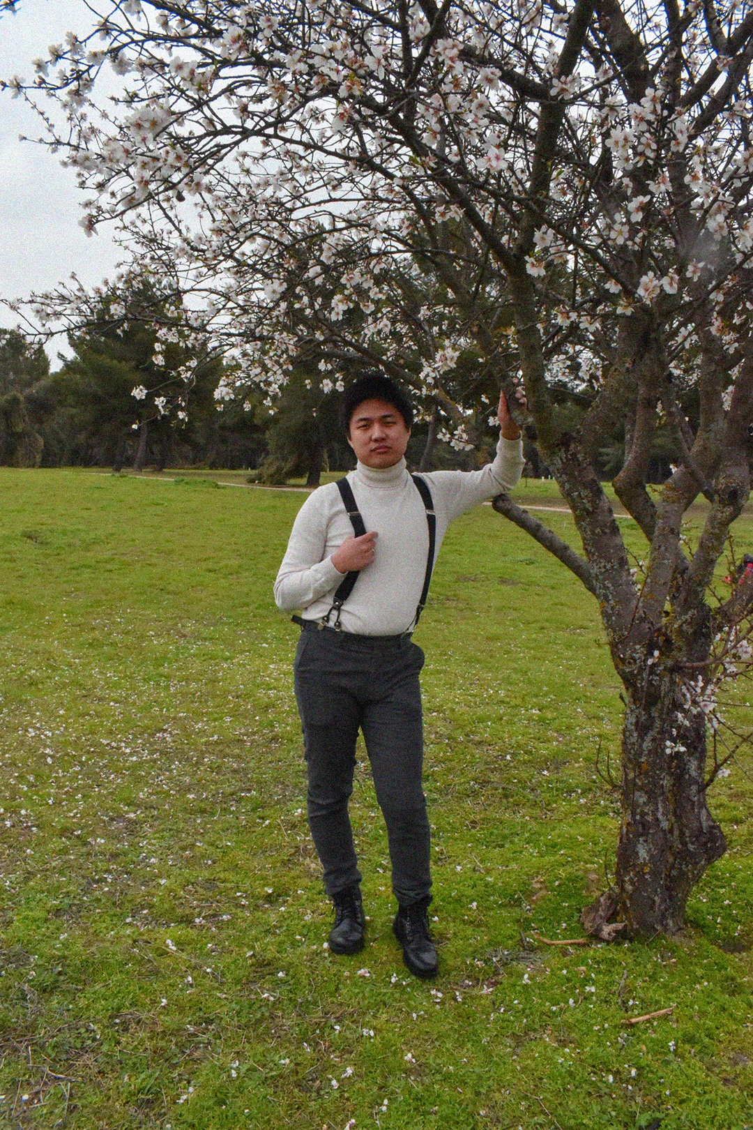 Hombre apoyado en árbol de cerezo