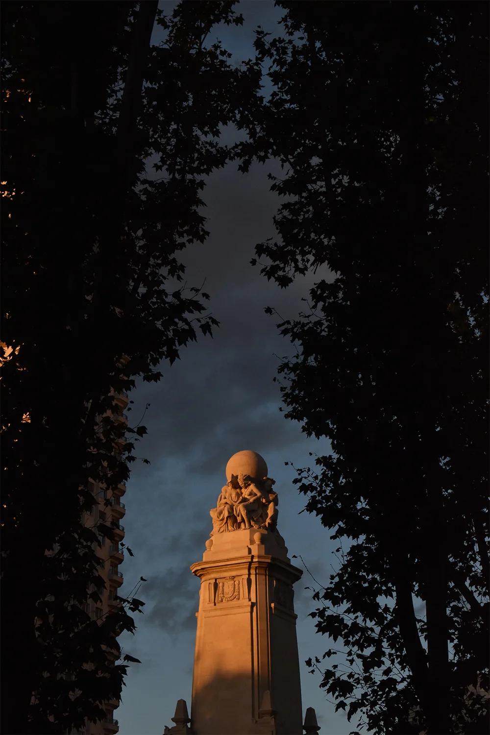 Torre en Madrid al atardecer